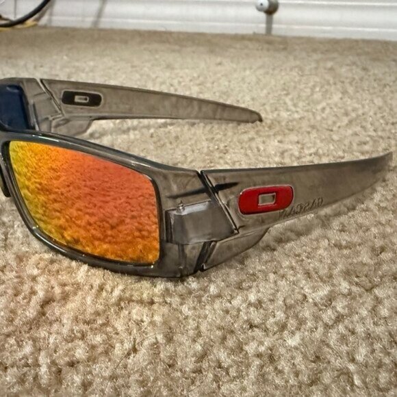 ( OO9014 ) Oakley Gascan Smoke Gray Frame Ruby Iridium Lens - Picture 4 of 7